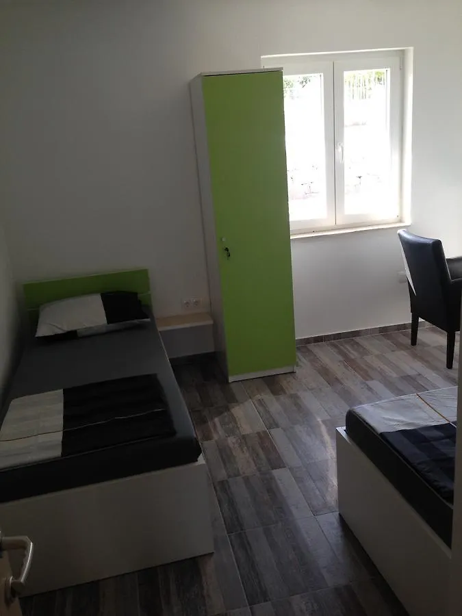 Chill Out Beach Apartments Trogir 3*,  Croacia